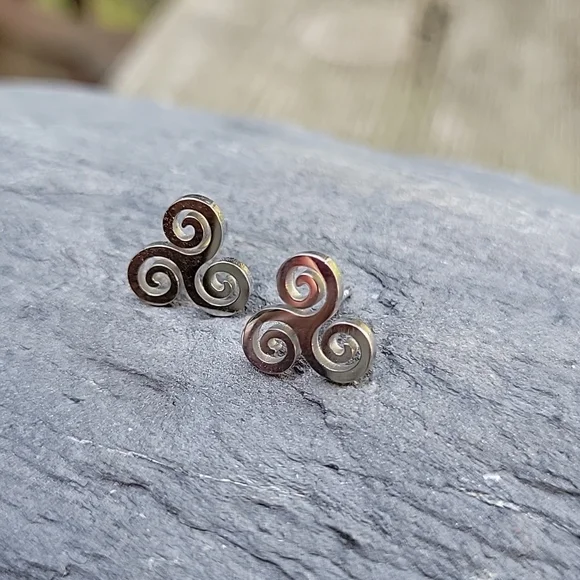 Curlique Stud Earrings, unisex - Picture 6 of 6
